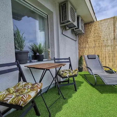 Lovely By The Sea Apartament Varna